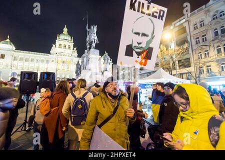 Manifestant sur la place Venceslas à Prague, le 22 février 2022, à la veille de l'invasion de l'Ukraine par la russie Banque D'Images