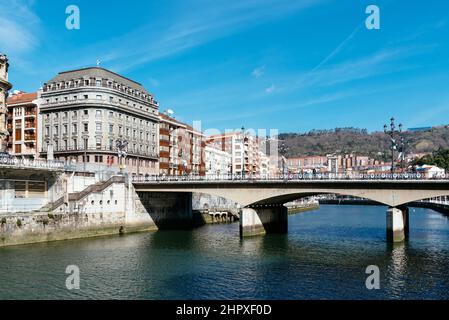 Bilbao, Espagne - 13 février 2022 : pont d'Arenal sur la rivière Nervion ou estuaire de Bilbao Banque D'Images