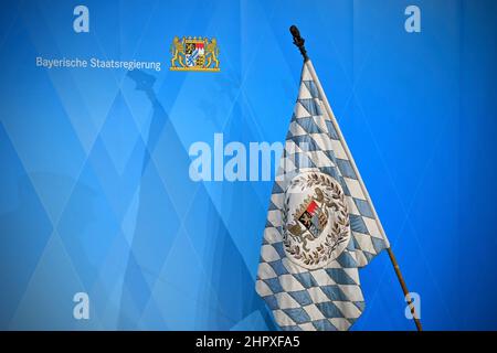 Munich, Allemagne. 23rd févr. 2022. Drapeau bavarois avec motif losanges blanc et bleu, gouvernement de l'État bavarois. Diamants, cabinet Soeder/remise des certificats de nomination aux nouveaux membres du cabinet au Prince Carl Palais le 23 février 2002 crédit: dpa/Alay Live News Banque D'Images