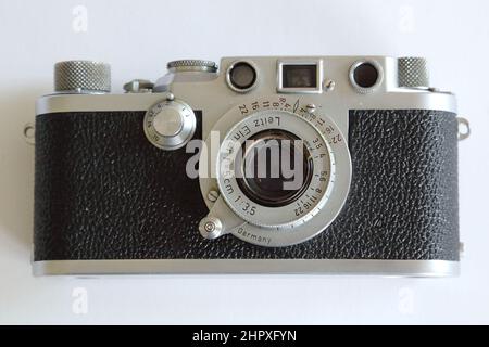 Un classique allemand Leica IIIf avec un objectif Elmar 5cm, un appareil photo idéal pour le photojournalisme Banque D'Images