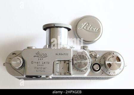 Un classique allemand Leica IIIf avec un objectif Elmar 5cm, un appareil photo idéal pour le photojournalisme Banque D'Images