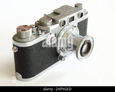 Un classique allemand Leica IIIf avec un objectif Elmar 5cm, un appareil photo idéal pour le photojournalisme Banque D'Images