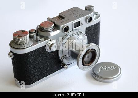 Un classique allemand Leica IIIf avec un objectif Elmar 5cm, un appareil photo idéal pour le photojournalisme Banque D'Images