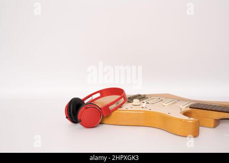 Guitare électrique et casque isolés sur fond blanc Banque D'Images
