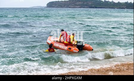 Sydney, Nouvelle-Galles du Sud Australie - décembre 26 2021 : Mona Vale Beach sauveteurs quittant la plage dans leur bateau de sauvetage gonflable Banque D'Images