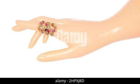 Mélanger l'anneau saphir avec une pierre précieuse de couleur différente sur le doigt femelle de mannequin en plastique. Collection d'accessoires en pierres précieuses naturelles. Prise de vue en studio Banque D'Images