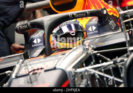 Sergio Perez de Red Bull Racing lors du deuxième jour des essais pré-saison au circuit de Barcelone-Catalunya, Espagne. Date de la photo : jeudi 24 février 2022. Banque D'Images