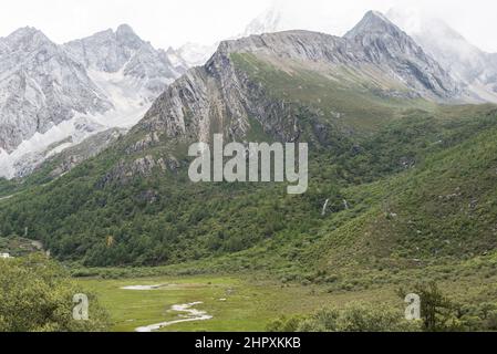 SICHUAN, CHINE - Réserve naturelle de Yading. Un paysage célèbre à Daocheng, Sichuan, Chine. Banque D'Images