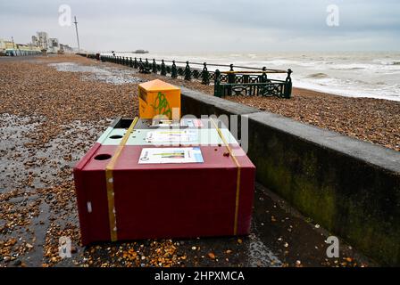 Brighton UK 24th février 2022 - la promenade de Hove est couverte de galets lors d'une journée humide et venteuse après les récentes tempêtes qui ont causé des inondations et des dommages à travers le pays : Credit Simon Dack / Alay Live News Banque D'Images
