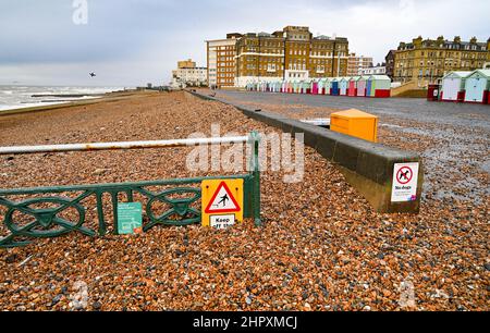 Brighton Royaume-Uni 24th février 2022 - la promenade Hove est couverte de bardeaux qui a explosé lors des récentes tempêtes qui ont causé des inondations et des dommages à travers le pays : Credit Simon Dack / Alay Live News Banque D'Images