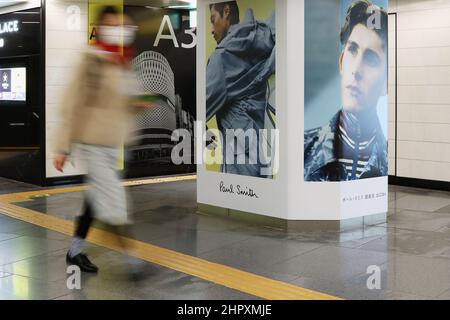 Station de métro Ginza avec publicité pour le nouveau magasin de Paul Smith. Un flou de mouvement. Banque D'Images