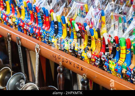 Souvenirs de chats sifflets en bois multicolores se tiennent dans une rangée pour la vente dans le magasin Banque D'Images