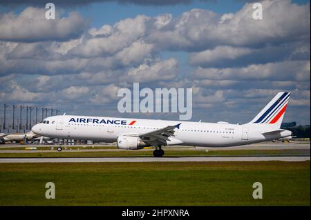 Munich, Allemagne - septembre 30. 2021 : Air France Airbus A321-212 avec l'immatriculation de l'avion F-GTAT débarque sur la piste sud 26L du M Banque D'Images