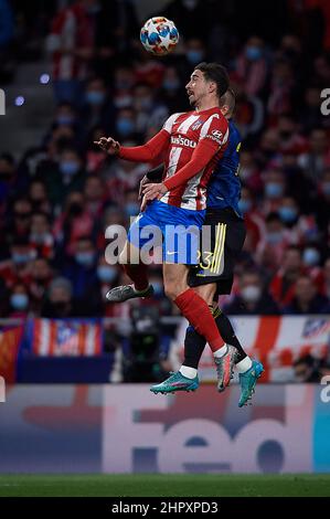 MADRID, ESPAGNE - FÉVRIER 23: Sime Vrsaljko de l'Atlético de Madrid dispute le ballon avec Luke Shaw de Manchester United lors de l'UEFA Champions League Round of Sixteen Leg One match entre l'Atlético Madrid et Manchester United à Wanda Metropolitano le 23 février 2022 à Madrid, Espagne. (Photo par MB Media) Banque D'Images