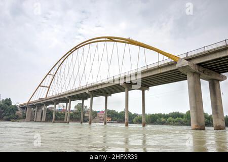 GUIDE, CHINE - le fleuve jaune grand pont (Huanghe Qing Daqiao). Un monument célèbre dans l'ancienne ville de Guide, Qinghai, Chine. Banque D'Images