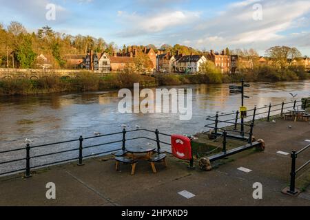 Pittoresque Bewdley sur la rivière Severn, avant les inondations submergent les rues. Banque D'Images