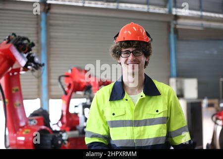 Ingénieur d'usine qui fait fonctionner des machines dans une usine industrielle. Banque D'Images