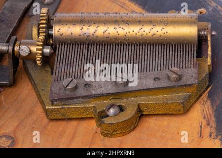 Gros plan d'un mécanisme de rouleau antique avec deux chants de Noël de 1902 à l'intérieur d'un support d'arbre de Noël rotatif. Détail vintage de mécanique mus Banque D'Images