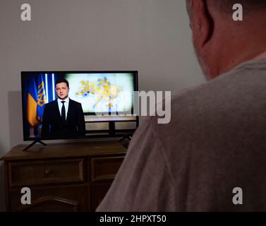 Aujourd'hui, de nombreux Ukrainiens ont été réveillés par des explosions à 5 heures du matin. La Russie a lancé une invasion massive du territoire de l'Ukraine. Les autorités du pays exhortent les civils à rester chez eux et à rester calmes. Le président Volodymyr Zelensky a prononcé un discours télévisé à l’adresse des russes. Banque D'Images