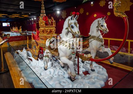 Statue de deux chevaux blancs tirant le char funéraire royal d'or thaïlandais (calèche), exposée à l'intérieur du pavillon de Thaïlande, Dubai Expo 2020, Émirats Arabes Unis Banque D'Images