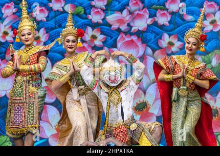 Thai khon danse à l'extérieur du pavillon de Thaïlande dans le quartier de la mobilité à l'EXPO 2020 de Dubaï aux Émirats arabes Unis. Banque D'Images