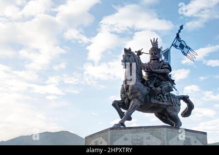 YUSHU (JYEKUNDO), CHINE - statue du roi Gesar. Un monument célèbre dans la ville tibétaine de Yushu, Qinghai, Chine. Banque D'Images