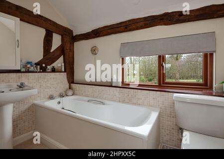 Weston Colville, Cambridgeshire - Fév 13 2018: Salle de bains dans la vieille maison rénovée avec poutres apparentes Banque D'Images