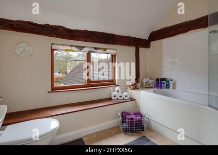 Weston Colville, Cambridgeshire - Fév 13 2018: Salle de bains dans la vieille maison rénovée avec poutres apparentes Banque D'Images