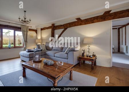 Weston Colville, Cambridgeshire - Fév 13 2018: Salon meublé withinn ancienne propriété rénovée avec poutres en bois exposées décorées dans des tons de blanc r Banque D'Images