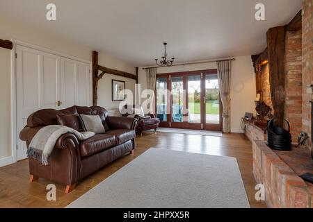 Weston Colville, Cambridgeshire - Fév 13 2018: Salon meublé withinn ancienne propriété rénovée avec poutres apparentes et briqueteries décorées dans sha Banque D'Images