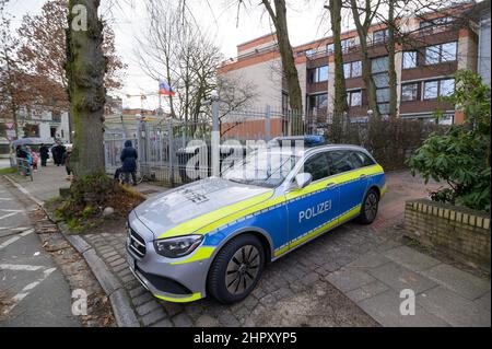 Hambourg, Allemagne. 24th févr. 2022. Une voiture de patrouille de police est garée à côté du consulat général de Russie. Les troupes russes ont commencé leur assaut contre l'Ukraine. Credit: Jonas Walzberg/dpa/Alay Live News Banque D'Images