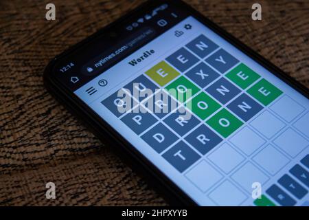 Afyonkarahisar, Turquie - 24 févr. 2022: Wordle Game sur l'écran du smartphone. Wordle, le jeu en ligne viral populaire de ces derniers temps. Banque D'Images