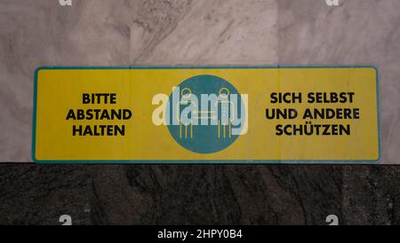 Corona-Warnhinweis, abstand zu halten, in einem Einkaufszentrum Banque D'Images