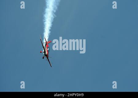 L'équipe d'exposition acrobatique Royal Jordanian Falcons se compose de 3 avions 'Extra 300 L'. Banque D'Images