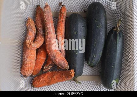 Légumes pourris chou et carotte. Vue de dessus Banque D'Images