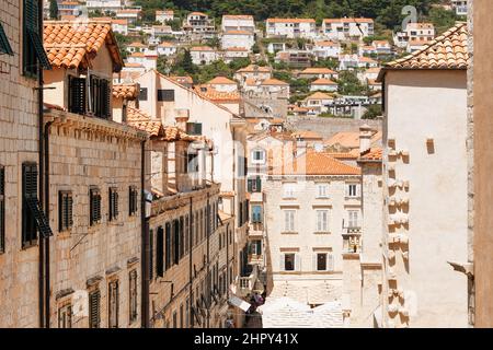 Passage entre les murs de la vieille ville, la partie historique de la ville. Vue sur le toit. Été en Croatie, Dubrovnik. Banque D'Images