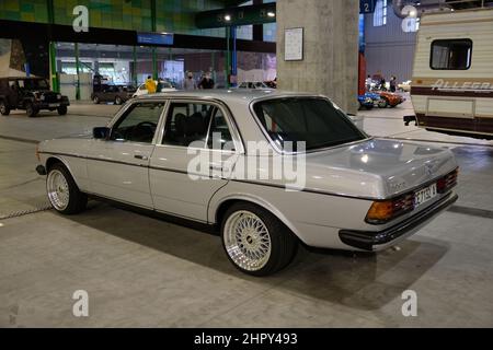 Mercedes-Benz 300D (W123) avec roues BBS modernes. Retro malaga 2022, Espagne. Banque D'Images