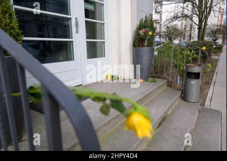 Hambourg, Allemagne. 24th févr. 2022. Fleurs dans le hall d'entrée du consulat d'Ukraine. Les troupes russes ont commencé leur attaque contre l'Ukraine. Credit: Jonas Walzberg/dpa/Alay Live News Banque D'Images