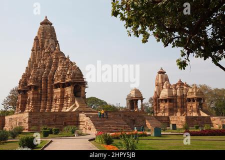 Temple de Kandariya, Temple de Mahadeva et Temple de Devi Jagadamba dans le groupe occidental à Khajuraho dans le Madhya Pradesh, Inde Banque D'Images