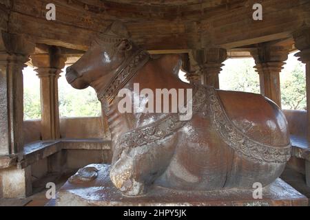 Statue massive de Nandi, 2,2meter de long, le véhicule Bull de Shiva dans un pavillon face au temple de Vishvanath à Khajuraho dans le Madhya Pradesh, Inde Banque D'Images