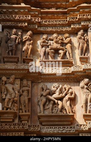 Sculptures en pierre ornementales sur l'extérieur du temple de Vishvanath, dans le groupe occidental à Khajuraho dans le Madhya Pradesh, Inde Banque D'Images