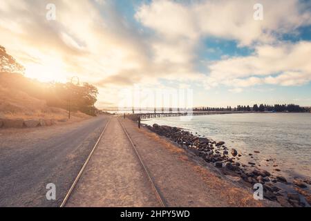 Pont-jetée de Victor Harbor vue depuis l'île Granite au coucher du soleil, péninsule Fleurieu, Australie méridionale Banque D'Images