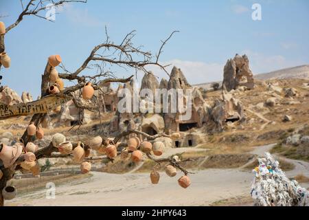 Pots accrochés sur l'arbre au premier plan, cappadoce grottes dans le fond hors de point Banque D'Images