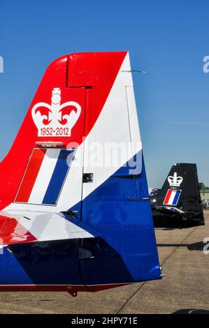 La reine Elizabeth II couronne sur la queue d'un petit avion d'entraînement Tucano de la Royal Air Force en 2012 pour les célébrations du Jubilé de diamant de la reine Banque D'Images