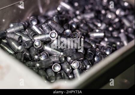 Pile de balles de chasseur de petit calibre dans un contenant en plastique Banque D'Images