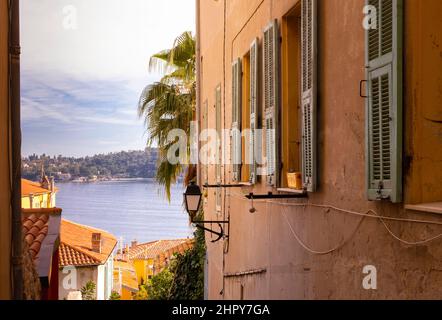 Vue sur le port depuis la vieille ville de Villefranche sur Mer, Côte d’Azur, France Banque D'Images