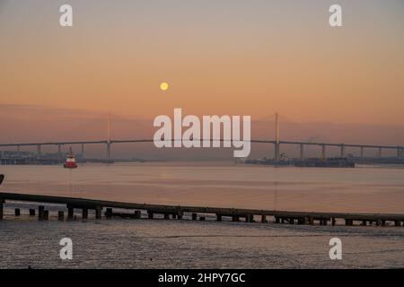 S'amarrer au-dessus du pont de Dartford lors d'un matin hivernal froid Banque D'Images