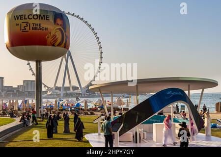 Dubai Marina Beach avec Ain Dubai Eye Ferris Wheel au loin, Dubaï, Émirats Arabes Unis Banque D'Images