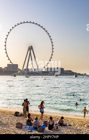 Dubai Marina Beach avec Ain Dubai Eye Ferris Wheel au loin, Dubaï, Émirats Arabes Unis Banque D'Images