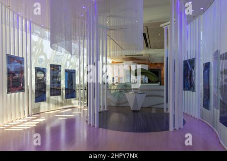 Premier étage à l'intérieur du Dubai Frame, une attraction touristique et un point de repère dans le parc Zabeel, avec une plate-forme d'observation surélevée, à Dubaï, Émirats Arabes Unis Banque D'Images